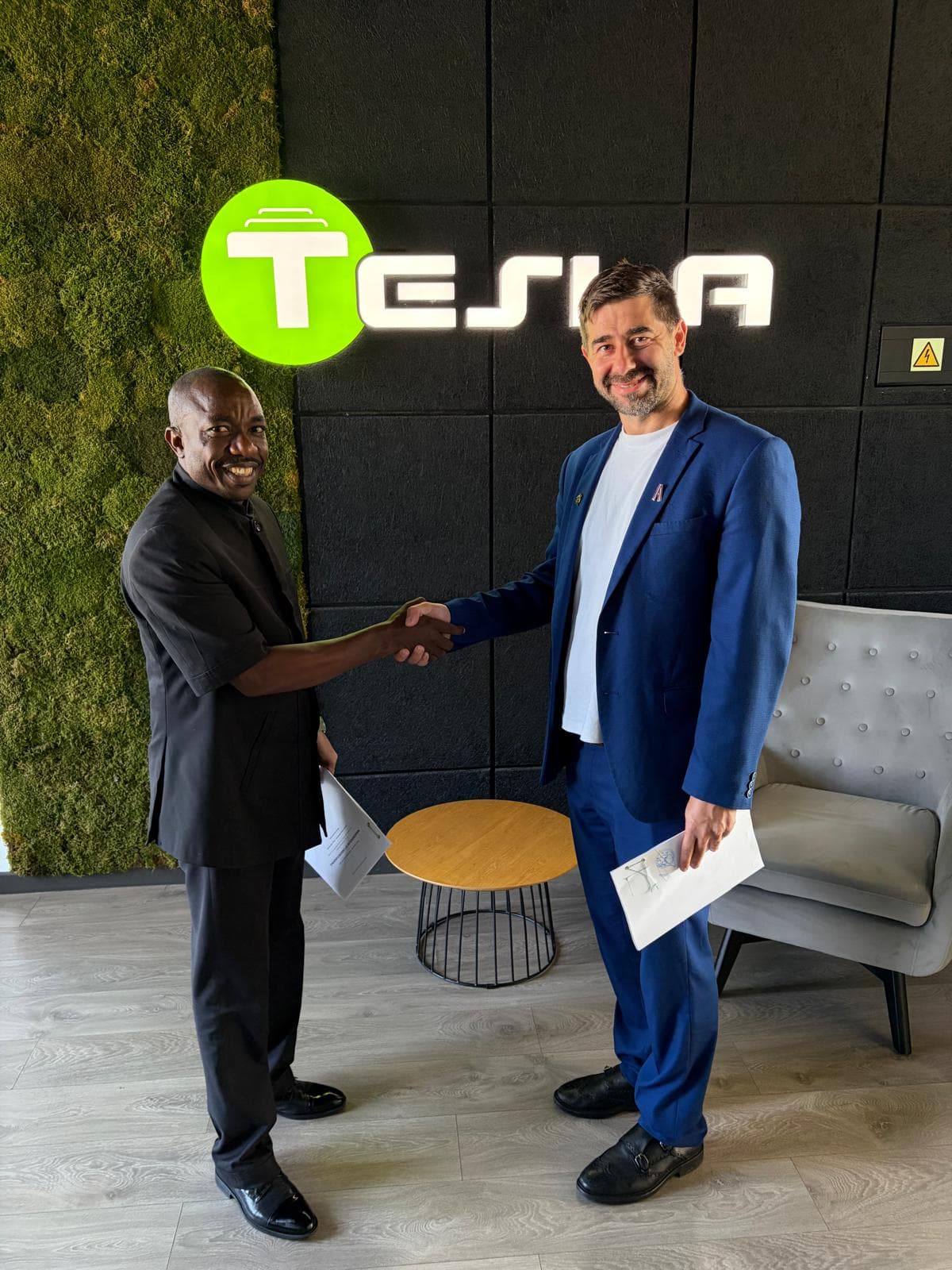 AIDG and SIA TESLA representatives following the 600 MW project MoU signing